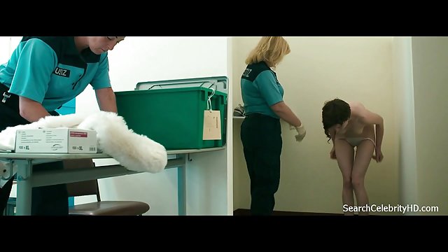 Masaje sexual muy caliente a su hermana pequeña