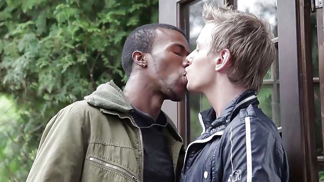 Descubierto follando a su madre y su hermana se une al polvo