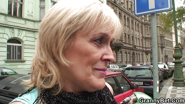 Madre muy puta folla con su hijo en ausencia del marido