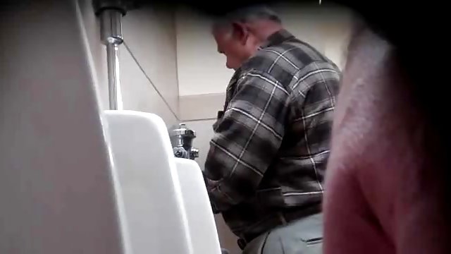 Madre sudada por el tenis quiere follar con su hijo