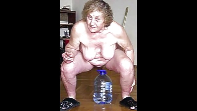 Necesita follar y despierta a la sumisa de su madre para penetrarla