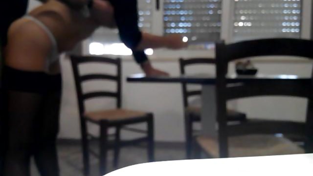 Su hermana le descubre con la polla fuera y no se resiste a follárselo