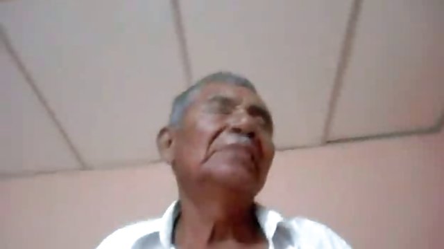 Despierta a su hermana tetona para follarle ese coño peludo que tiene