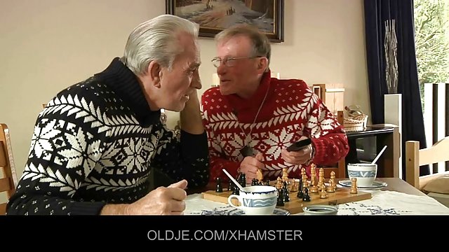 Jovencita folla con su padre después de ponerle muy cachondo