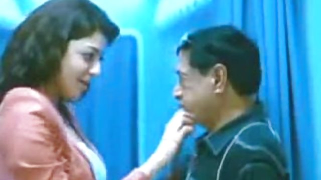 Follada rápida casera a cuatro patas en la mesa de la cocina