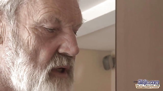 Trío con su novia y la comepollas de su hermana